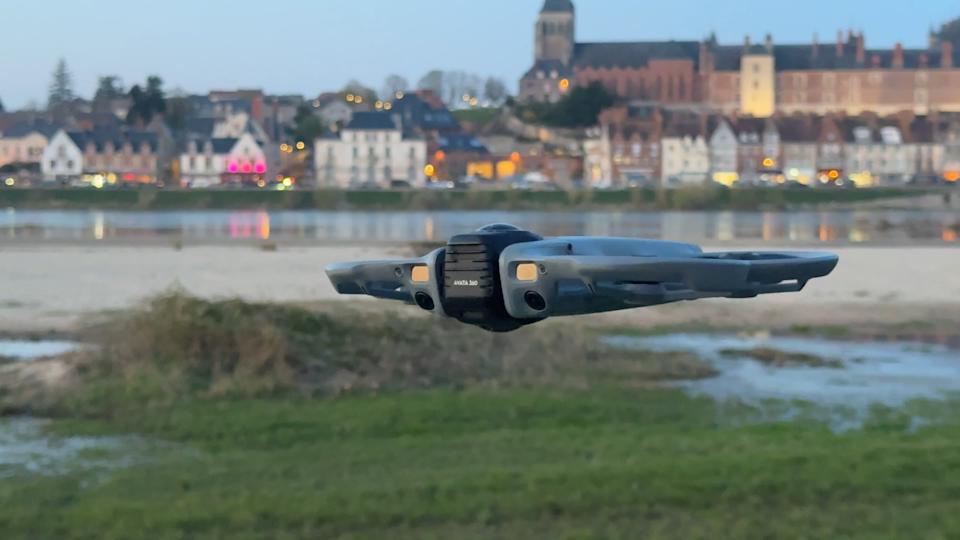 توفر طائرة Avata 360 من DJI مرونة مذهلة ولكنها تفتقر إلى جودة الفيديو مقارنة بطائراتها الأخرى بدون طيار. 