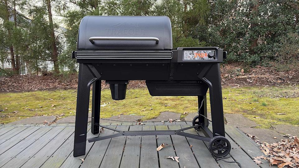 بشكل عام، يعمل Traeger Woodridge مثل الشواية الأكثر تكلفة بكثير. 