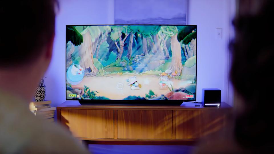 آلة بخارية متصلة بجهاز تلفزيون وتلعب لعبة Cuphead.
