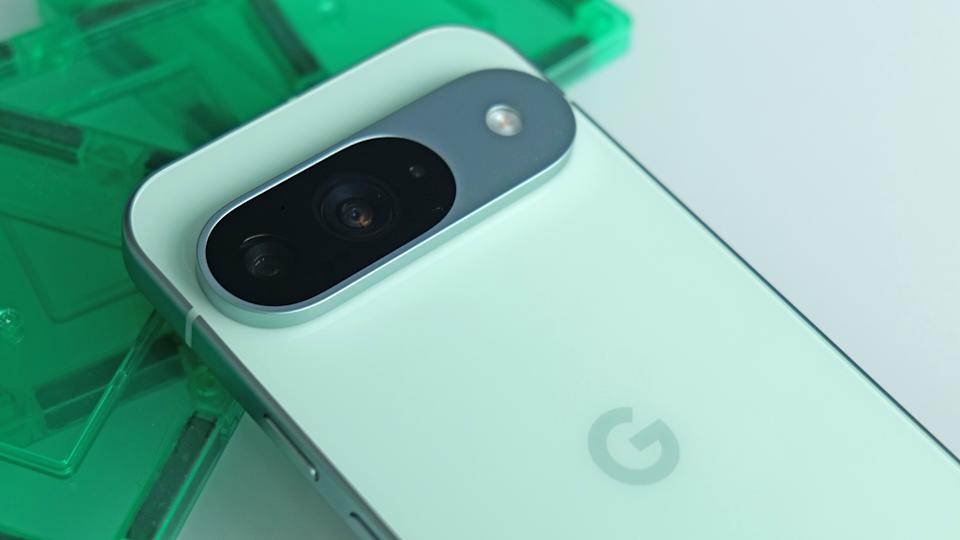يتميز هاتف Pixel 9 بكاميرتين خلفيتين: كاميرا رئيسية بدقة 50 ميجابكسل وكاميرا فائقة الاتساع بدقة 48 ميجابكسل يمكنها أيضًا التقاط صور ماكرو. 