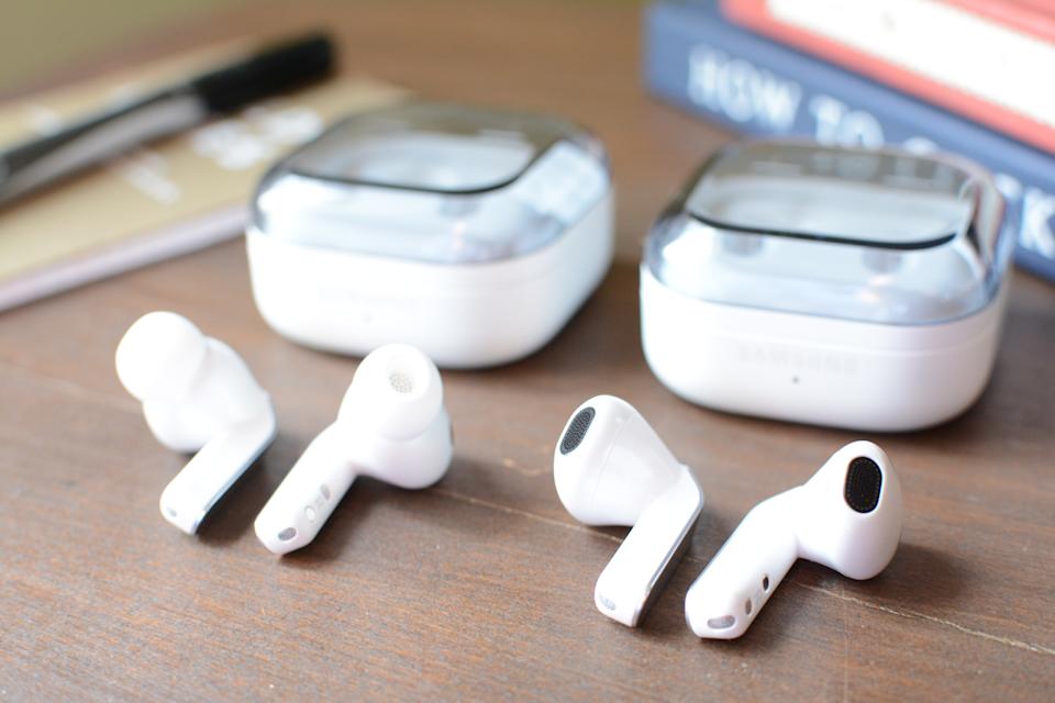 Samsung Galaxy Buds 4 Pro (يسار) وSamsung Galaxy Buds 4 (يمين)