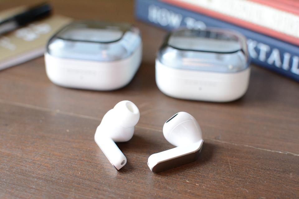 Samsung Galaxy Buds 4 Pro (يسار) وGalaxy Buds 4 (يمين)