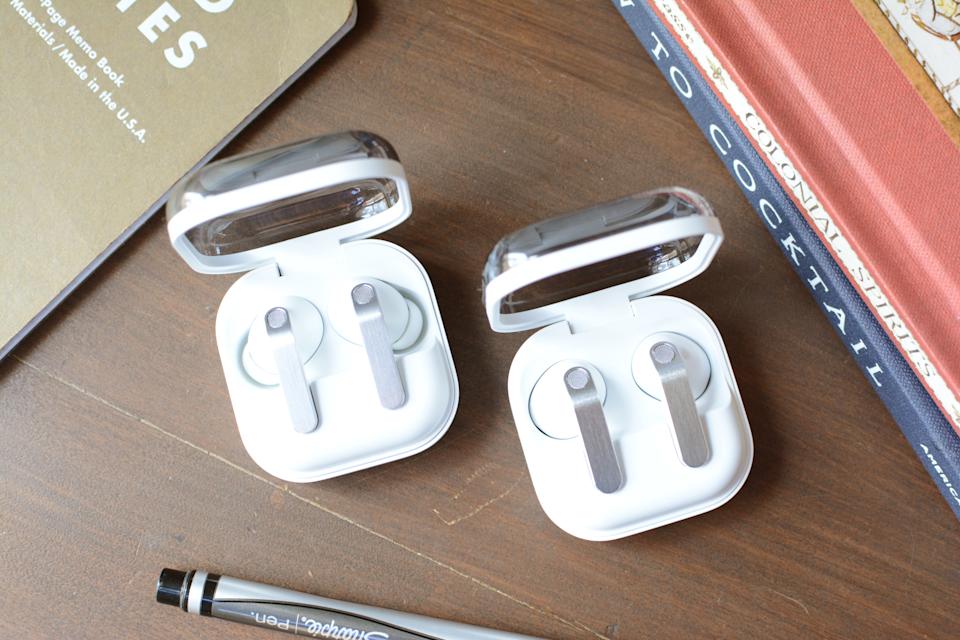 Samsung Galaxy Buds 4 Pro (يسار) وGalaxy Buds 4 (يمين)