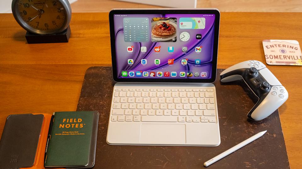 جهاز iPad Air M4 من Apple وملحق Magic Keyboard.
