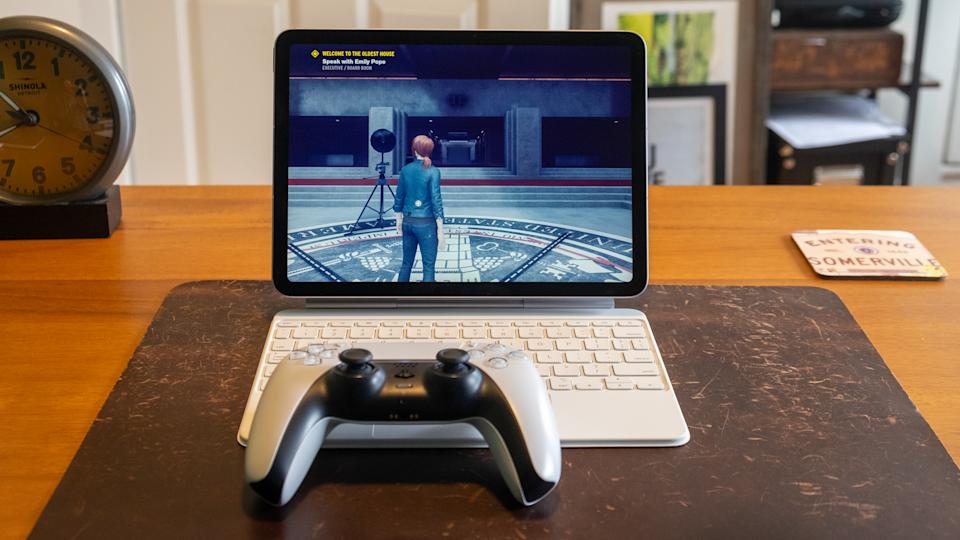 جهاز iPad Air M4 من Apple يلعب لعبة الفيديو 