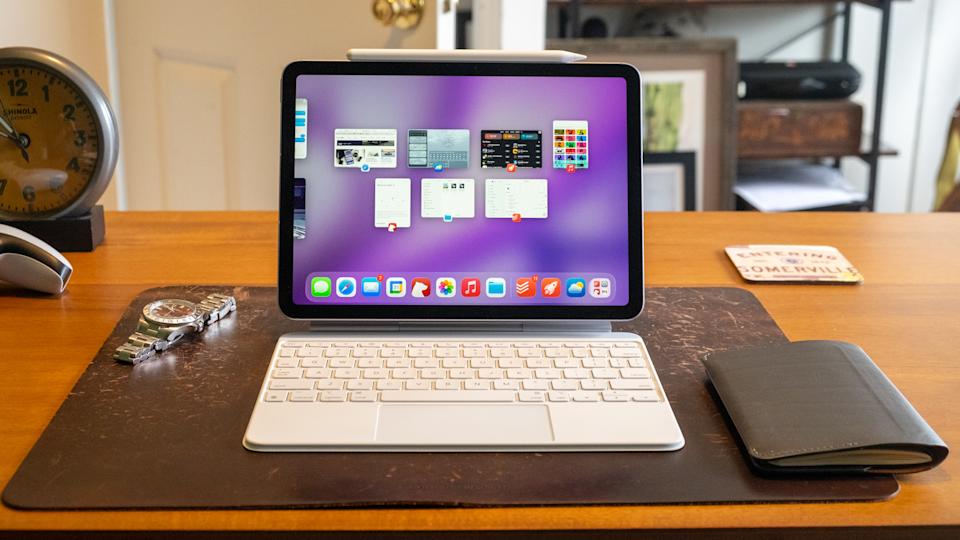 جهاز iPad Air M4 من Apple ولوحة المفاتيح Magic Keyboard.