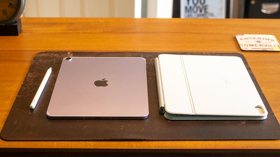 جهاز iPad Air M4 من Apple وApple Pencil Pro ولوحة المفاتيح السحرية.