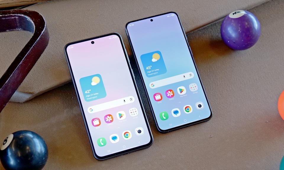 بصرف النظر عن الحواف الأكبر حجمًا، فإن هاتف Galaxy A37 (يسار) يبدو تقريبًا تمامًا مثل هاتف Galaxy A57 الأغلى ثمناً (يمين).