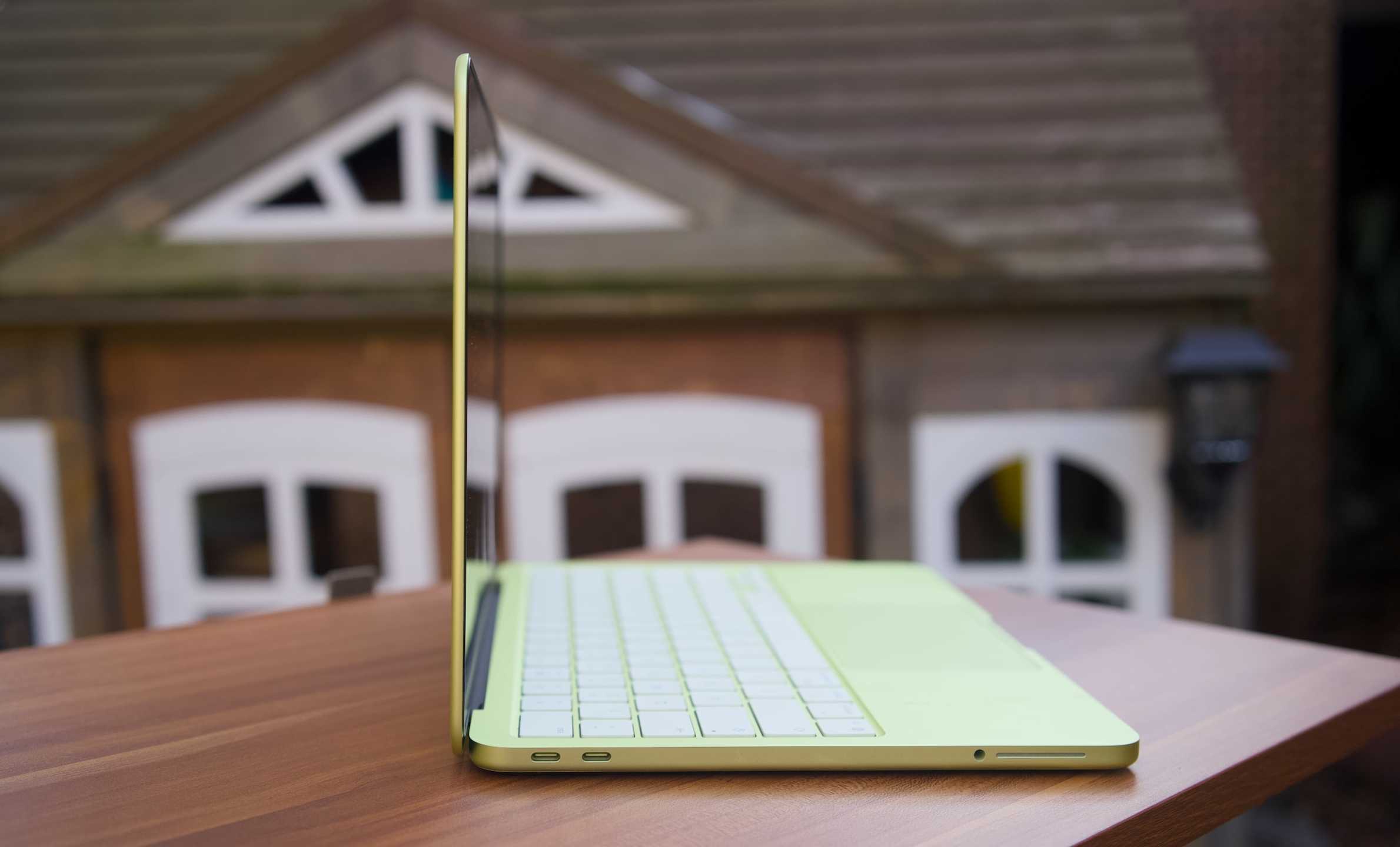 منافذ USB-C الحمضية لجهاز MacBook Neo.