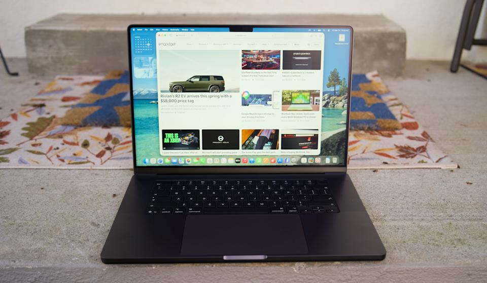 MacBook Pro مقاس 16 بوصة (2026، M5 Max) على عتبة الباب.