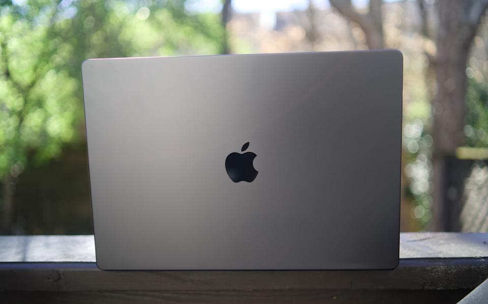 ماك بوك برو 16 بوصة (2026، M5 ماكس)