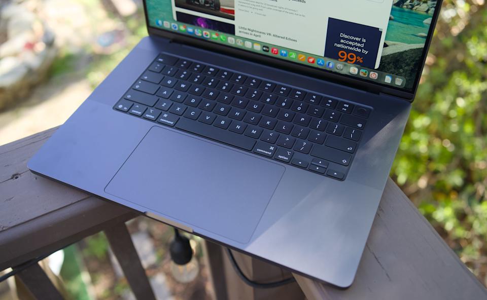 لوحة مفاتيح ولوحة تتبع لجهاز MacBook Pro مقاس 16 بوصة (2026، M5 Max).