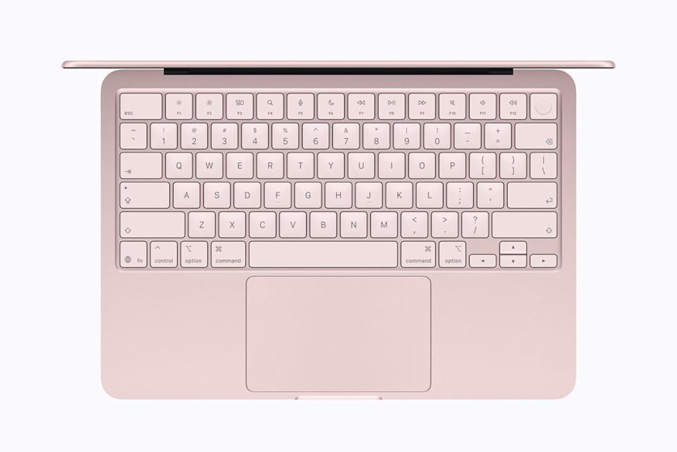 لوحة مفاتيح MacBook Neo من الأعلى