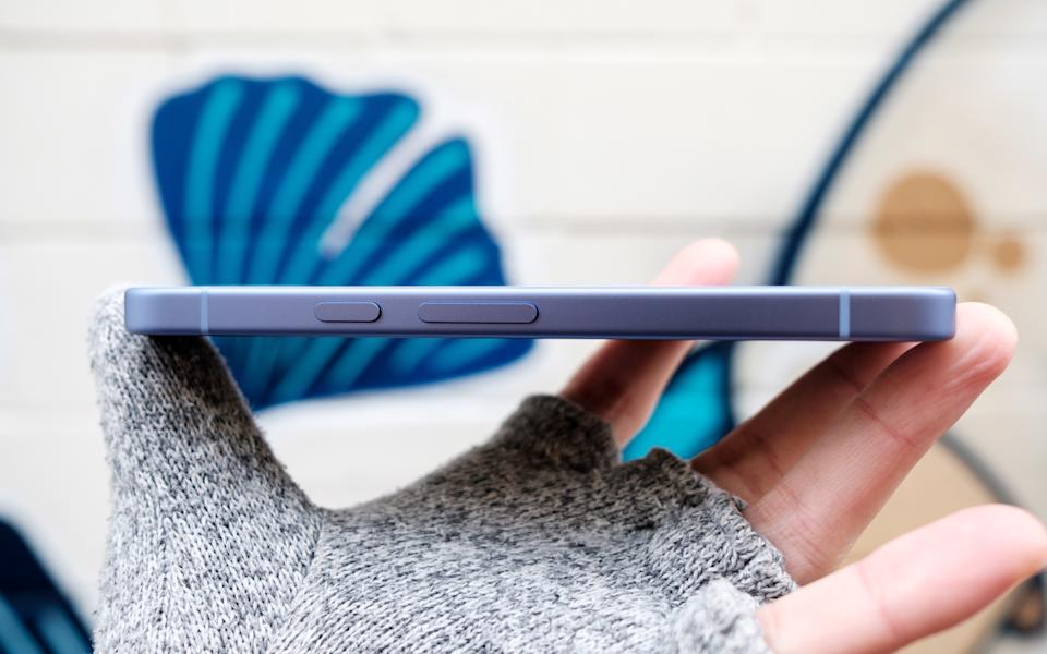 يمكن للزر الجانبي لـ Pixel 10a تنشيط Gemini وكاميرا الهاتف. 