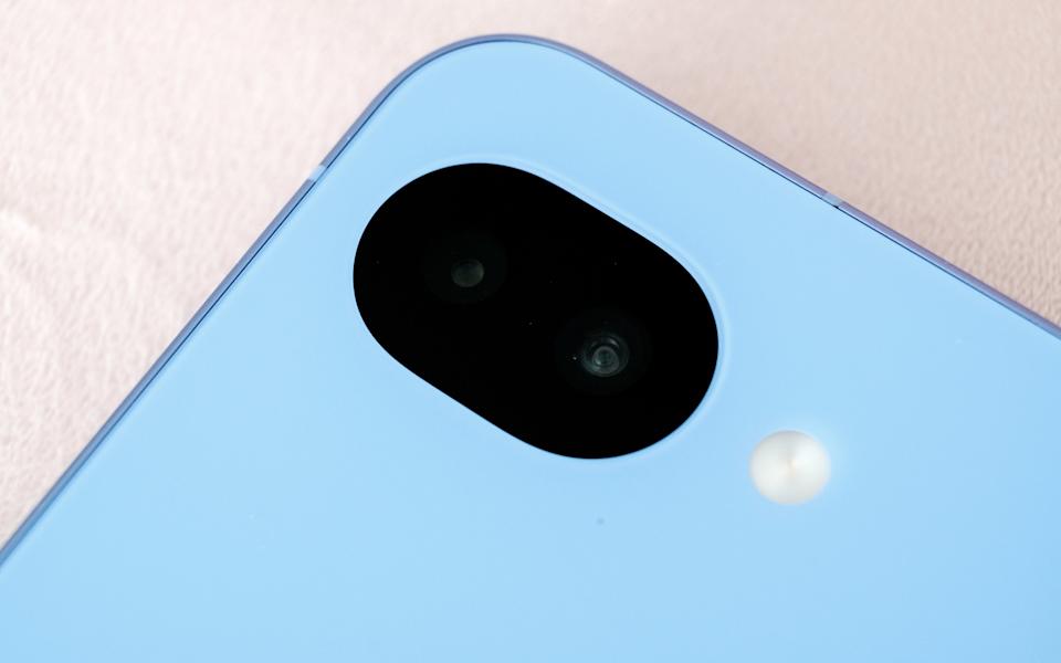 هذه المرة، يحتوي هاتف Pixel 10a على وحدة كاميرا متوافقة مع جسمه. 