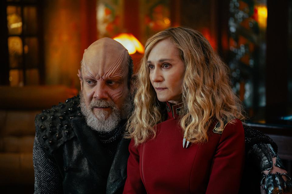 بول جياماتي في دور Nus Braka وهولي هانتر في دور الكابتن Nahla Ake في الموسم الأول، الحلقة 6، من Star Trek: Starfleet Academy يتم بثها على Paramount+.