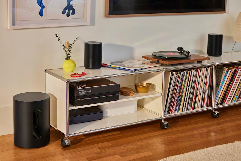 زوج من مكبرات الصوت Sonos Era 100 SL مع قرص دوار.