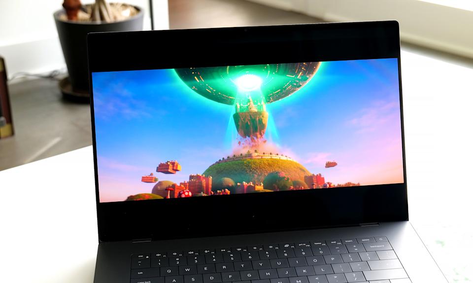 تتميز شاشة OLED الاختيارية مقاس 3.2K المتوفرة في الطراز XPS 16 بأنها رائعة بكل بساطة. 