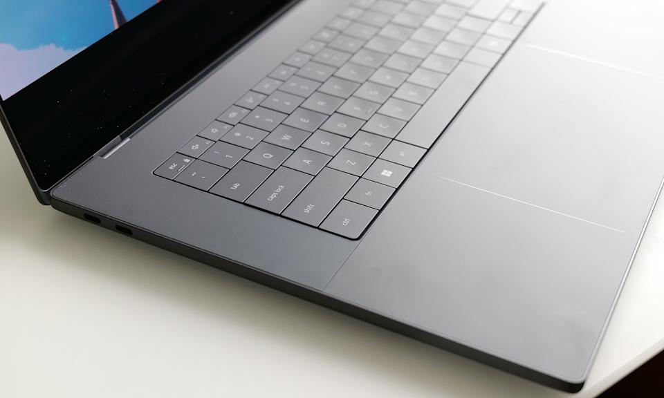 يتميز الطراز XPS 16 أيضًا بمكبرات صوت استريو قوية لا تترك الكثير للشكوى منه. 