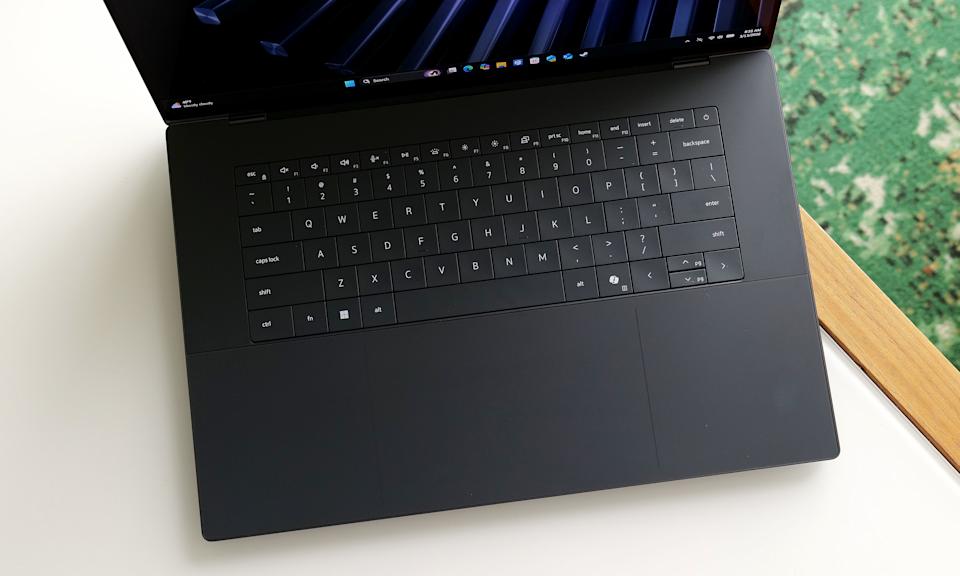 تبدو لوحة مفاتيح XPS 16 رائعة، لكن الافتقار إلى ميزة مكافحة الظلال وحركة المفاتيح الضحلة إلى حد ما ليست مثالية. 