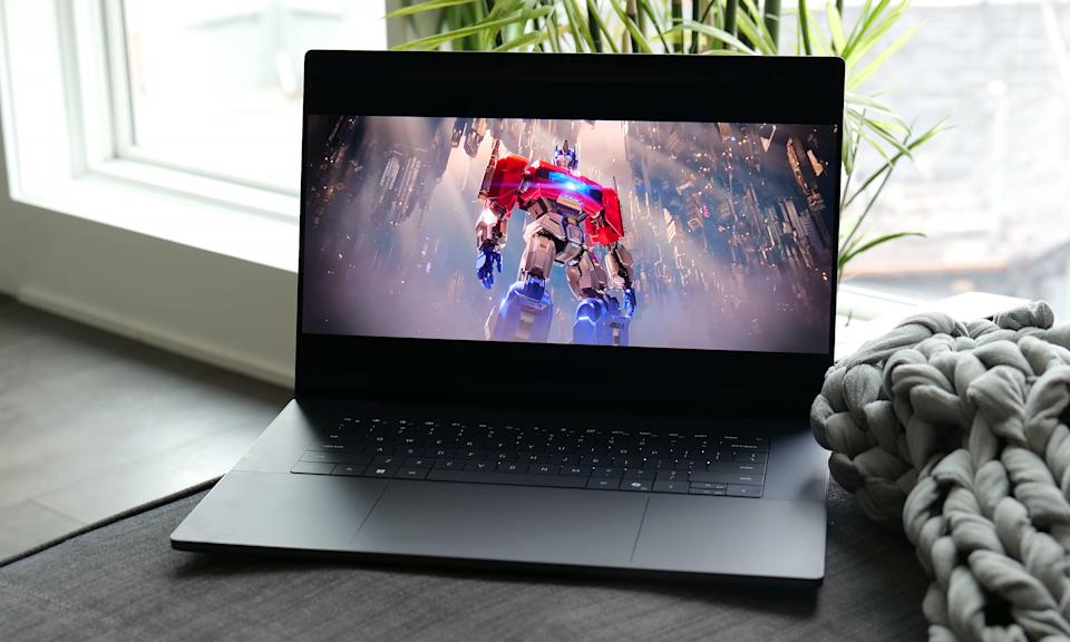 بدلاً من قتل اسم XPS إلى الأبد، أعادت شركة Dell النظر بحكمة ثم ضاعفت جهودها. والنتيجة هي إصدار جديد رائع من XPS 16. 