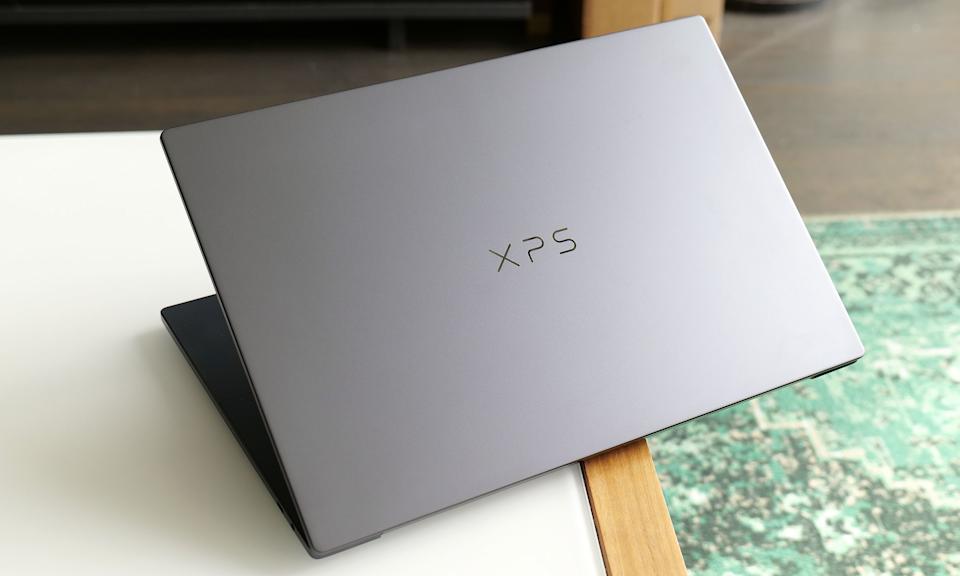 بوزن 3.65 رطل فقط، يعد الطراز XPS 16 لعام 2026 أخف وزنًا من سابقه. 