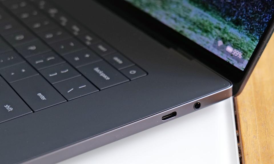 يأتي XPS 16 مزودًا بثلاثة منافذ USB-C مع Thunderbolt 4 وهو أمر رائع، لكنه للأسف يفتقر إلى قارئ بطاقة SD لنقل الوسائط بسرعة من الكاميرا. 