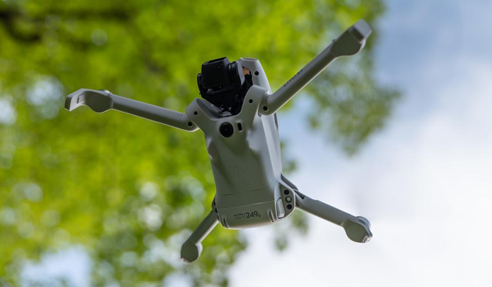 توفر طائرات DJI الجديدة ذات الميزانية المحدودة قيمة أكبر بفضل ميزات مثل اكتشاف العوائق والفيديو بدقة 4K 60p.