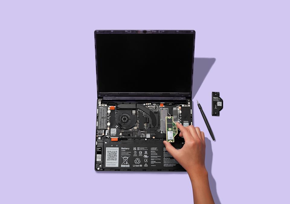 صورة لجهاز الكمبيوتر المحمول 13 Pro مع تثبيت SODIMM