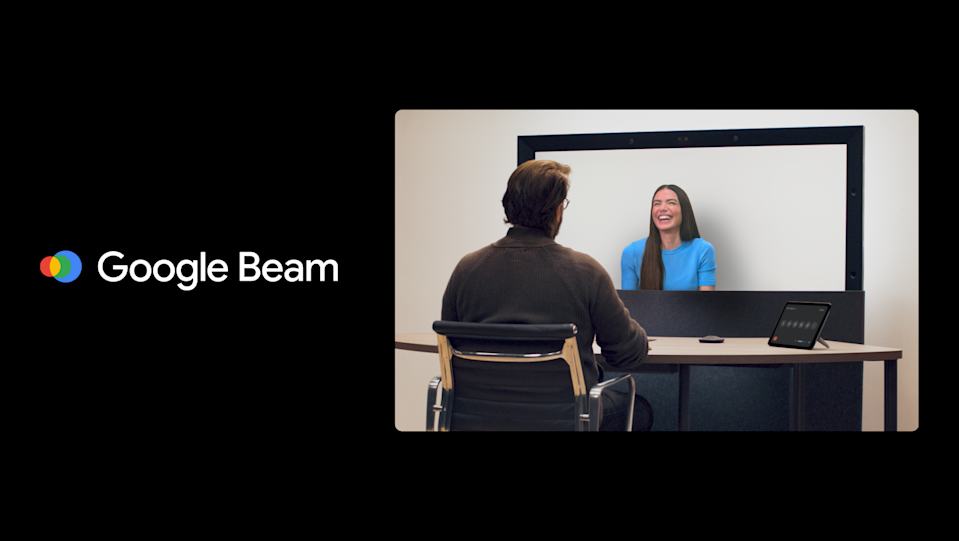 صورة بانر تحمل شعار Google Beam على اليسار وشخص يجلس أمام شاشة Beam يتحدث إلى شخص آخر، ويبدو أنه يخرج قليلاً من الشاشة.