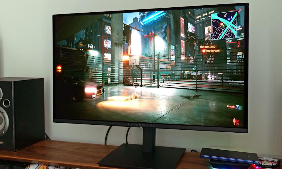 يشتمل Alienware أيضًا بشكل ملائم على كابلات HDMI وDisplayPort في العلبة، بالإضافة إلى البراغي المطلوبة لتثبيت اللوحة على الحامل. 