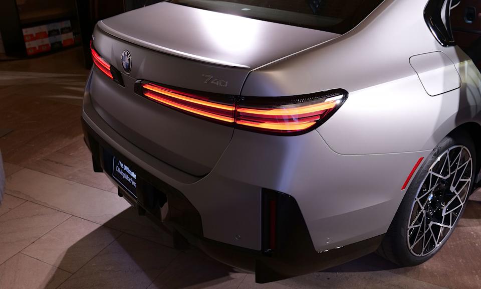 في طرازات 2027 الجديدة، قامت BMW بتوسيع المصابيح الخلفية للفئة السابعة لمنح مؤخرتها مظهرًا أكثر تميزًا.