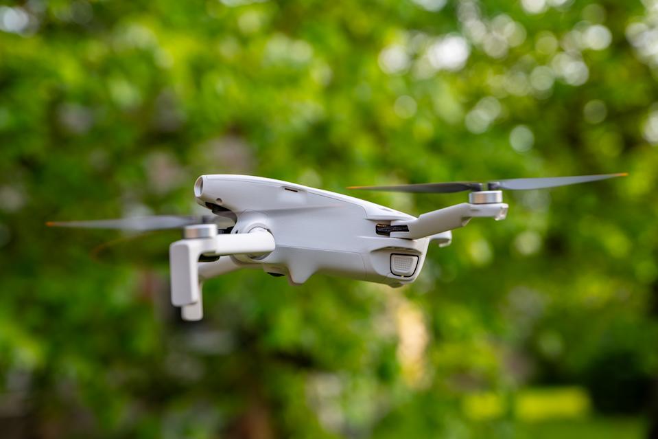 توفر طائرات DJI الجديدة ذات الميزانية المحدودة قيمة أكبر بفضل ميزات مثل اكتشاف العوائق والفيديو بدقة 4K 60p.