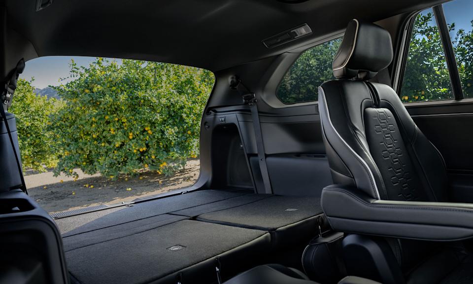 تدعي سوبارو أن Getaway بها مساحة شحن أكبر من سيارة Kia EV 9 مع طي الصف الثالث.