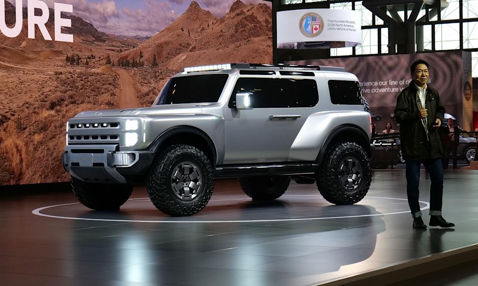 هيونداي سانج يوب لي على خشبة المسرح لاستعراض مفهوم بولدر SUV الجديد. 