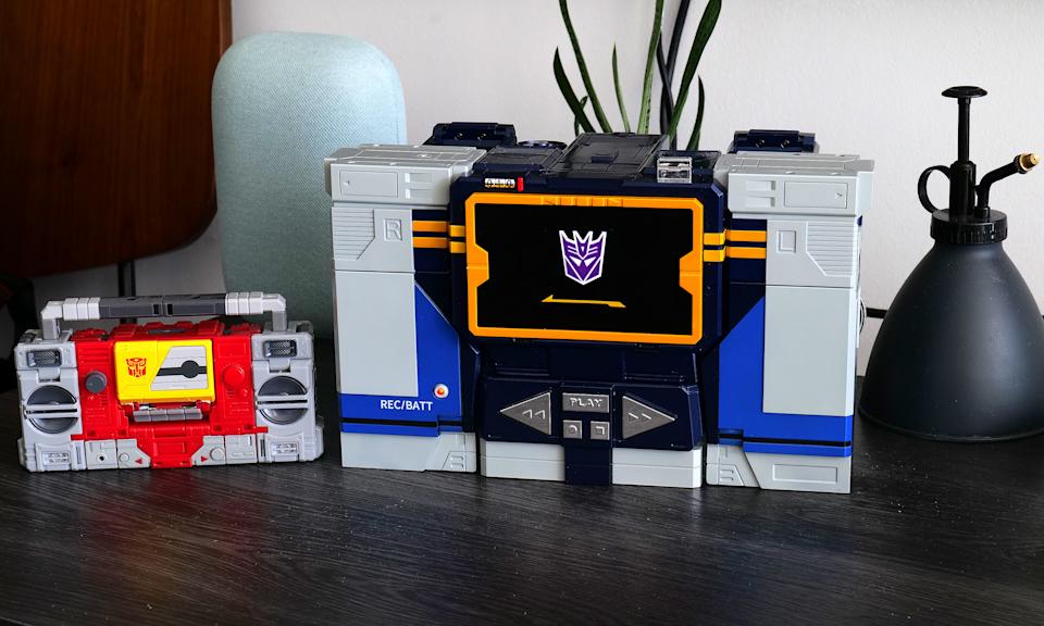 من الأمام، يبدو الوضع البديل لـboombox في Soundwave مثاليًا تقريبًا.