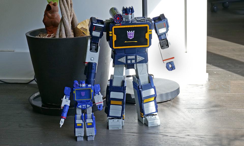 إليكم نسخة Robosen من Soundwave (على اليمين) مقارنة بشكل Studio Series 86 (على اليسار).