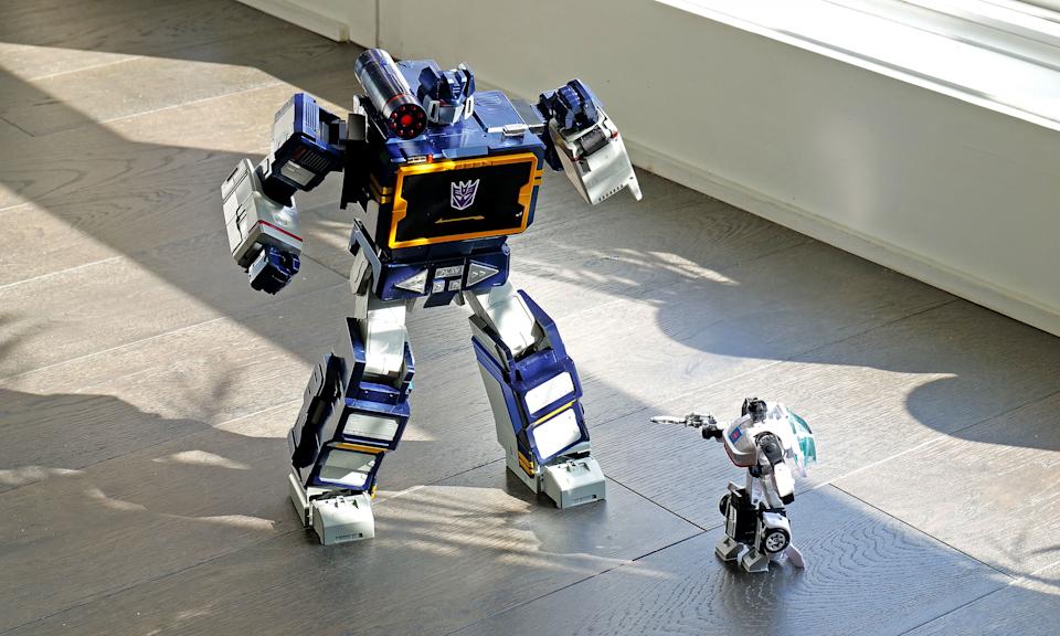 لا أعتقد أن أيًا من الأوتوبوت لديه فرصة ضد Soundwave بهذا الحجم.