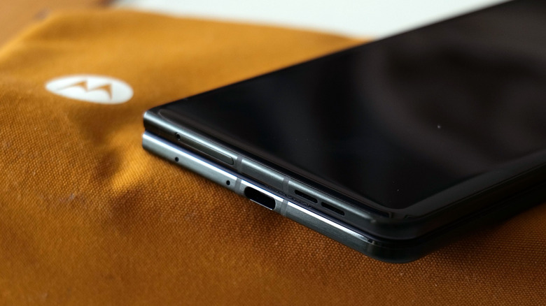 يمكن شحن جهاز Razr Fold بقدرة تصل إلى 80 واط باستخدام سلك، لكنك ستحتاج إلى أحد محولات TurboPower الخاصة بشركة Moto.