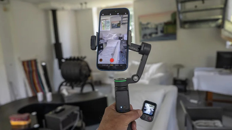 DJI's Osmo Mobile 8P gimbal يسجل غرفة.