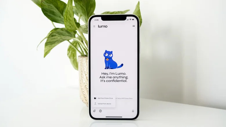 روبوت محادثة يعمل بالذكاء الاصطناعي على الجهاز من Lumo، يعمل على iPhone.