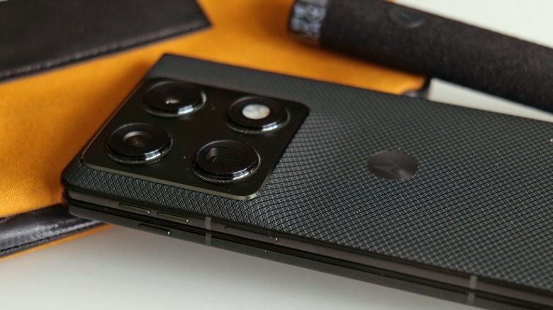 يتميز Razr Fold بمستشعر بصمة نحيف للغاية مثبت على الجانب