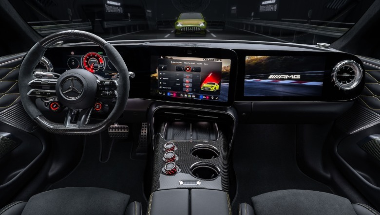 الجزء الداخلي لسيارة Mercedes-AMG كوبيه ذات 4 أبواب EV يظهر شاشة مركزية كبيرة وشاشة عرض للركاب