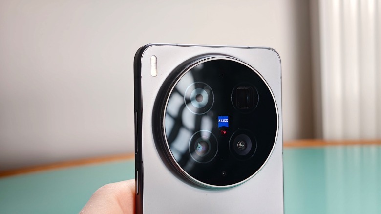 لقطة مقربة لعدسات كاميرا Vivo X300 Ultra