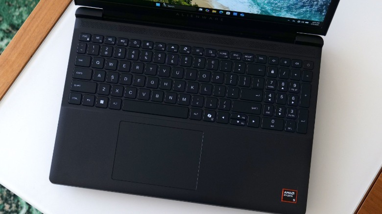 لوحة المفاتيح ولوحة اللمس الخاصة بـ Alienware 15.