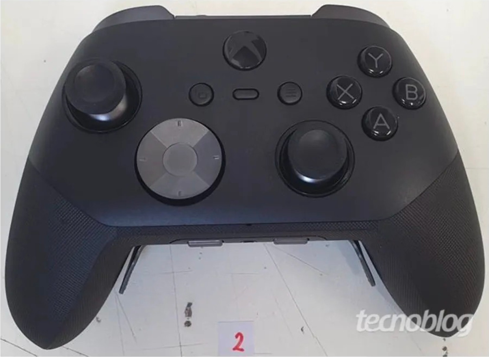 يقال إن الصورة المسربة تظهر وحدة تحكم Xbox Elite 3. يُظهر الجزء الأمامي من وحدة تحكم الألعاب باللون الأسود على سطح أبيض