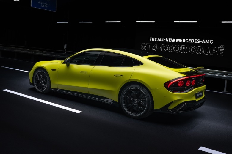 سيارة كوبيه Mercedes-AMG GT ذات 4 أبواب باللون الأصفر تظهر من الجانب
