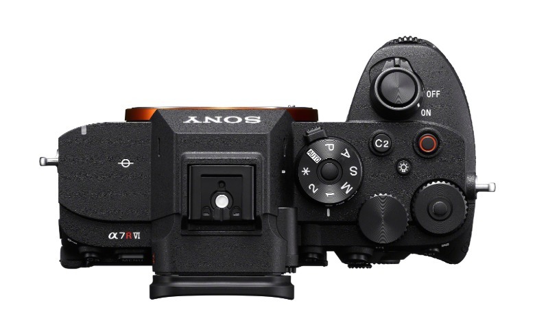 كاميرا Sony A7R VI بدون مرآة معروضة من الأعلى