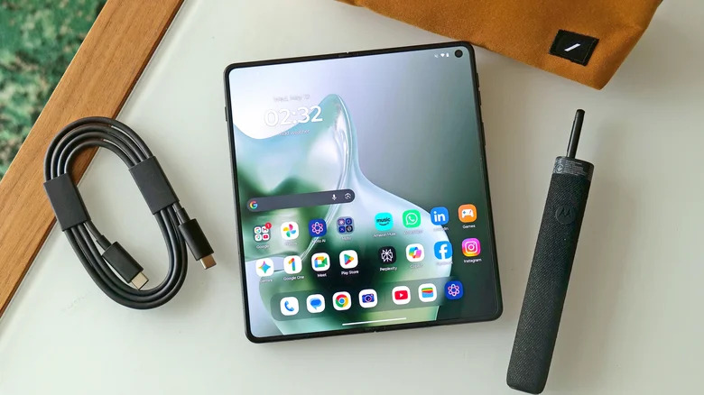 Razr Fold مع حافظة القلم وكابل الشحن USB-C.