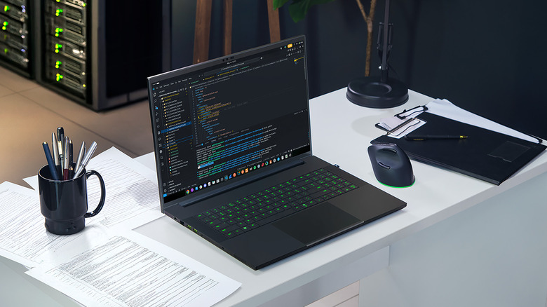 الكمبيوتر المحمول Razer Blade 18 يجلس على مكتب